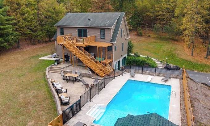 Cocolamus House | Secluded House | Hot Tub and Pool | Espresso Bar