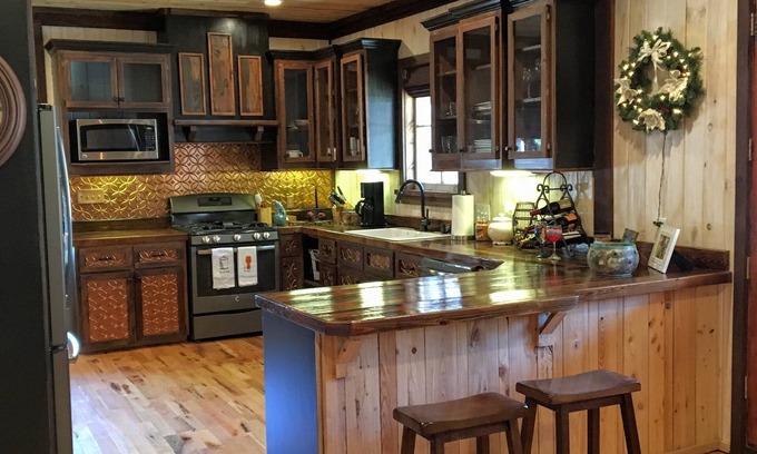 Taylor House | Secluded, lake access lodge perfect for a large group minutes from Oxford Square