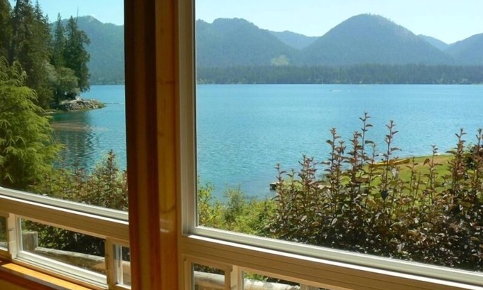 Amanda Park House | Secluded Lakefront, Private Low Bank Beach, Hot Tub, Dog Friendly, 3-5BRs