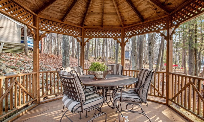 Rhinelander House | Secluded lakefront gem with breathtaking views & free WiFi - dogs welcome