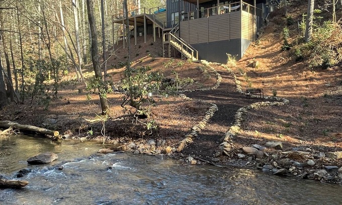 Ellijay Cabin | Secluded Luxury 4-bedroom, 3.5 Bath, Creek House Cabin in Ellijay