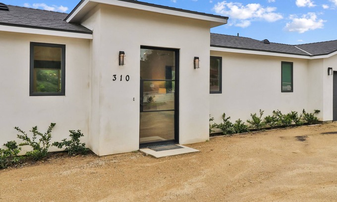 Thousand Oaks House | Secluded Modern Farmhouse conveniently located