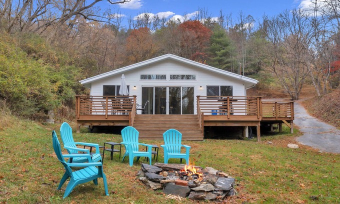 Marshall Cabin | Secluded modern cabin, short walk to town, river & brewery. <25 min to Asheville