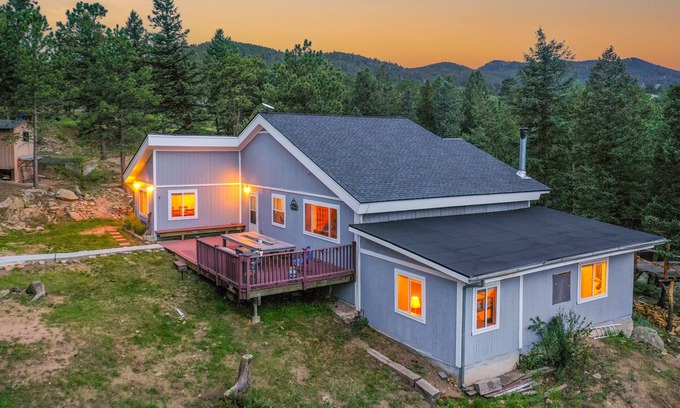 Coal Creek Canyon House | ⛰️Secluded Modern Mountain Lodge w/Mtn Views/Game Room🕹️/Deck