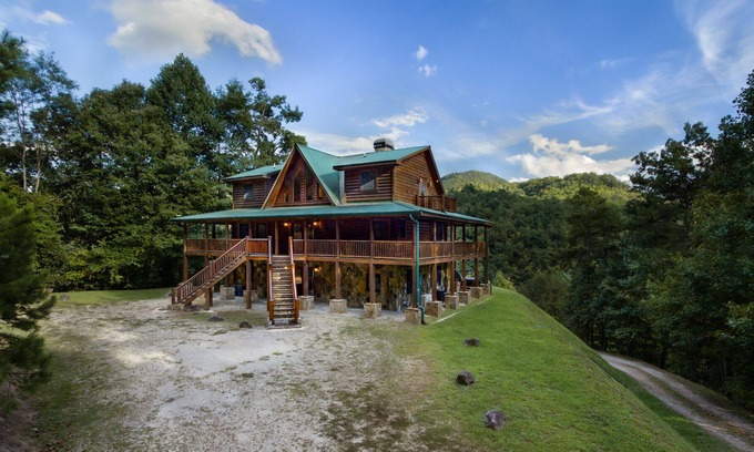 Fontana Dam Cabin | Secluded Mountain Lodge with private dock on a picturesque lake