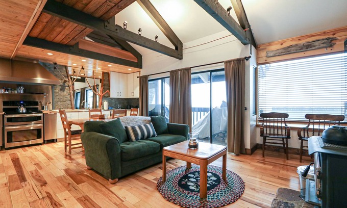 Majestic Pines Condo | Secluded Mountain Cabin, Open Floor Plan, Washer/Dryer. Near the Golf Course
