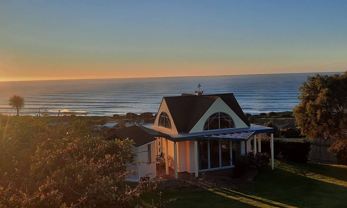 Okitu Apartment | Secluded Oceanview Chalet with Floor-to-Ceiling Windows - Your Serene Escape.n