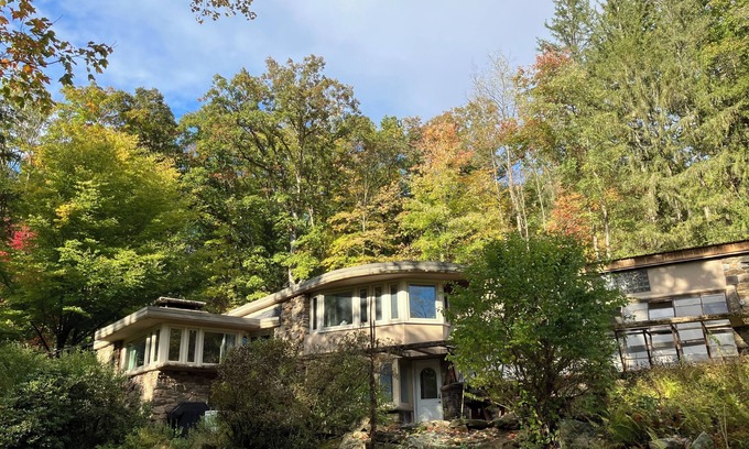 Emporium House | Secluded, organic modern 3-bedroom home in wooded setting.