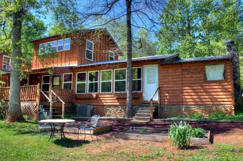 Helen House | Secluded Pet Friendly Wooden Cabin with Sauna, Hot-tub and Pool Table in Cleveland, Georgia