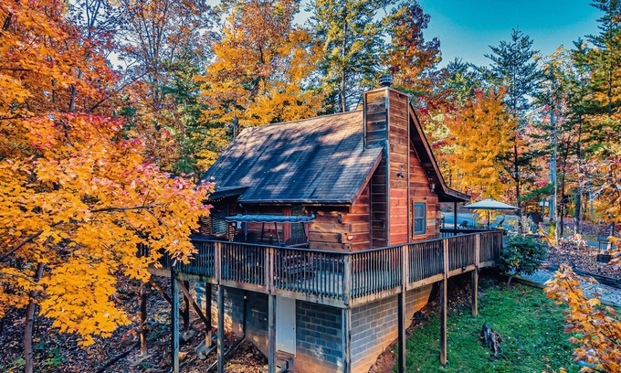 Gatlinburg - Pigeon Forge Cabin | Secluded Romance, Hot Tub, Fireplace, Jacuzzi, Honeymoons