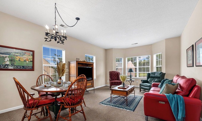 Red Hill Condo | Secluded Rustic Retreat 2BR 2BA Villa Short Drive to Beach