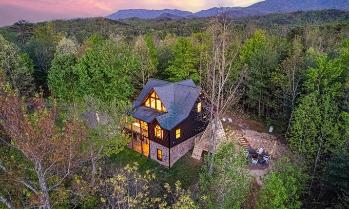 Cosby Cabin | Secluded w/EPIC Outdoor Adventure*Hot Tub*FirePit