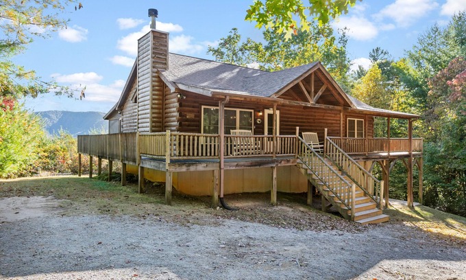 Hendersonville Cabin | Secluded Wood Cabin-Amazing Mtn Views, Hot Tub, WiFi