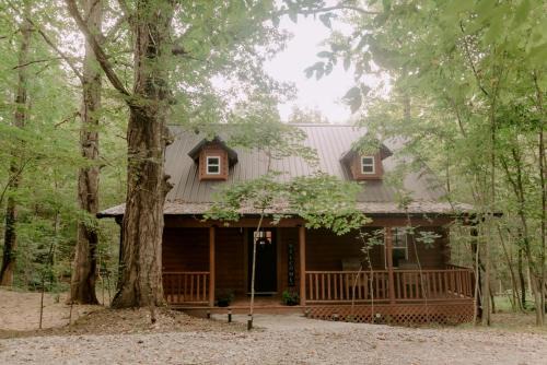 Mannsville House | Secluded Wooden Cabin with Fire Pit, Barbecue and Hot-tub in Campbellsville, Kentucky