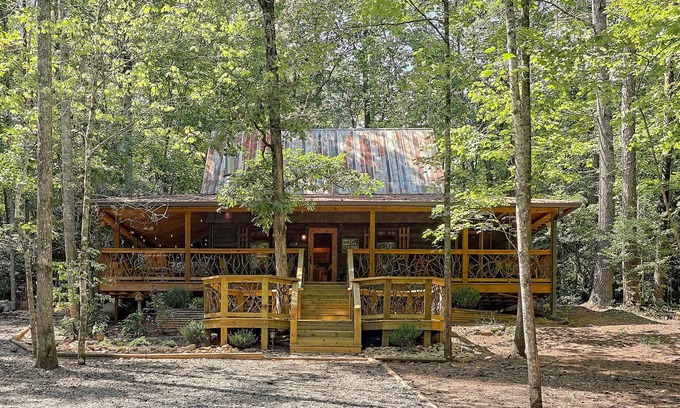 Sautee Nacoochee Cabin | Secluded woodland cabin w/hot tub, firepit & fireplace