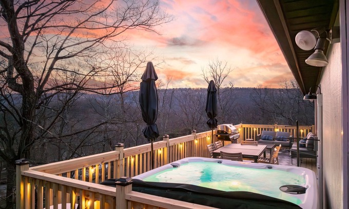 Sleepy Hollow Cabin | Secluded WV Retreat Hot Tub, Fire Pit & Kayaks
