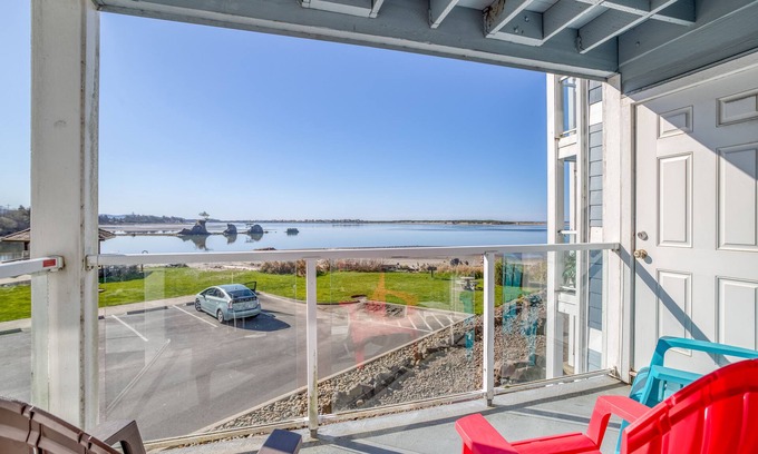 Lincoln City Condo | Second-Story Views of the Pacific and Siletz Bay in this Waters Edge Condo