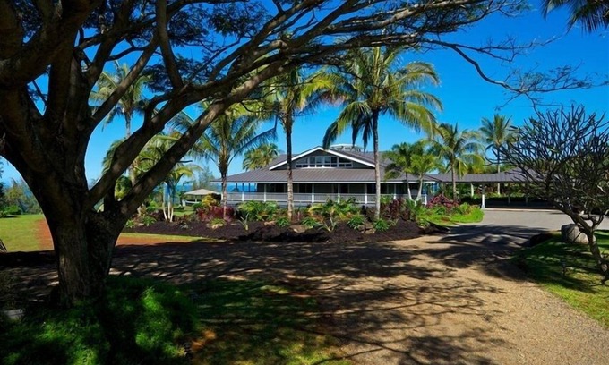 Kilauea House | Secret Beach Estate: Private beach access, pool, tennis, spa chefs kitchen, A/C