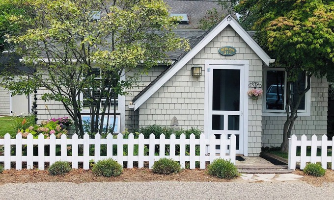 Frankfort Cottage | Secret Garden Cottage steps from Lake Michigan beach
