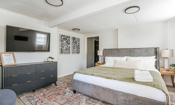 Staunton Apartment | Secret Garden: Pup Friendly & Walkable