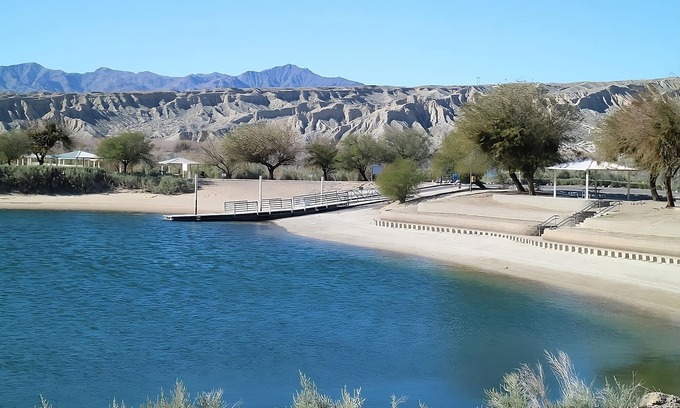Laughlin Hotel | Sedona Pool View King Non Smoking Room at Edgewater Casino Resort