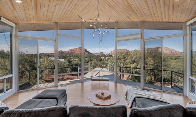 Oak Creek House | Sedona Skywalk- Panoramic Red Rock Views + Walk out Viewing Deck- Nearby Shopping and Dining!