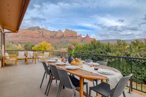 Uptown Sedona House | Sedona Sunrise by AvantStay Majestic Red Rocks Views~Walk to Jordan Trailhead~Peloton Bike~Hot Tub~WiFi