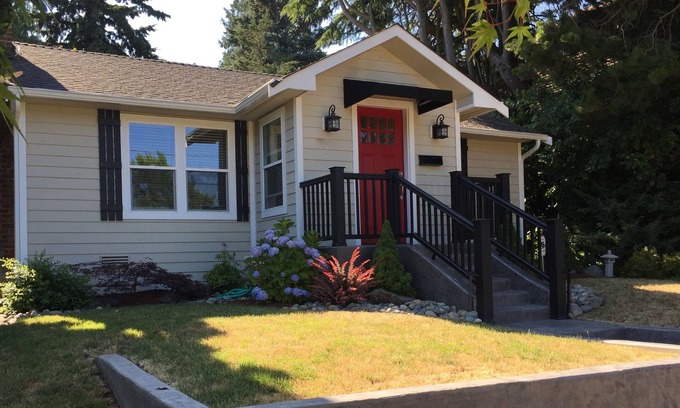 Lawton Park House | See All of Seattle ~ Sleep Six in Lovely Magnolia/Discovery Park House!