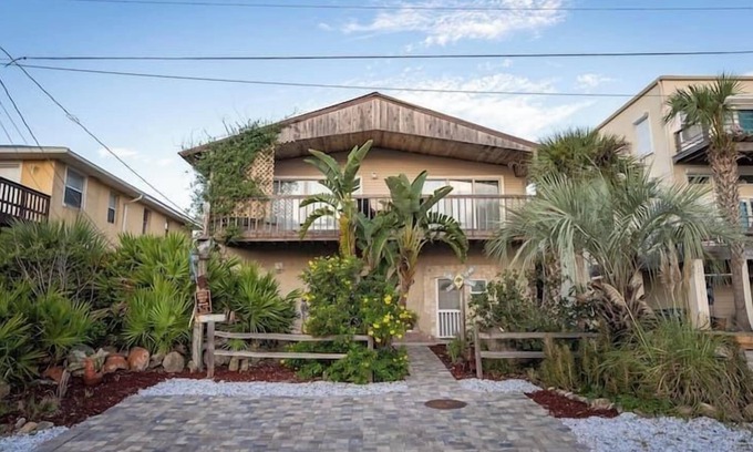 Butler Beach Apartment | See the ocean & walk to the beach in 3 minutes from Seas the Day!