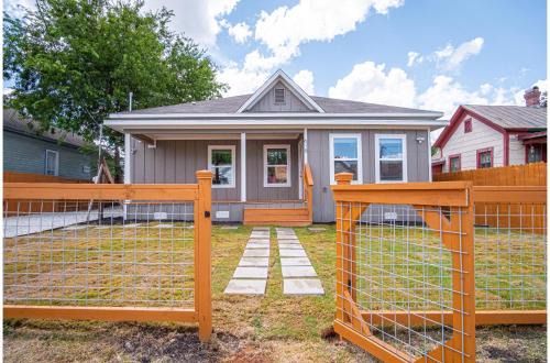 Near East Side House | Seize the Moment 4BR3BA Gem w Downtown Views