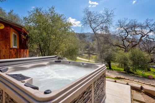 Yosemite Forks House | Selah Cabin- Dog Friendly/BBQ/Level 2 EV Charger