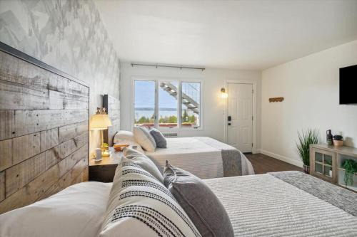 Petoskey House | Self Check-In Lake views Workspace 2 Queen Beds