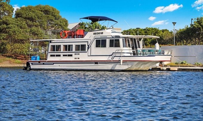 Pelican Waters Boat Rental | Self contained floating apartment