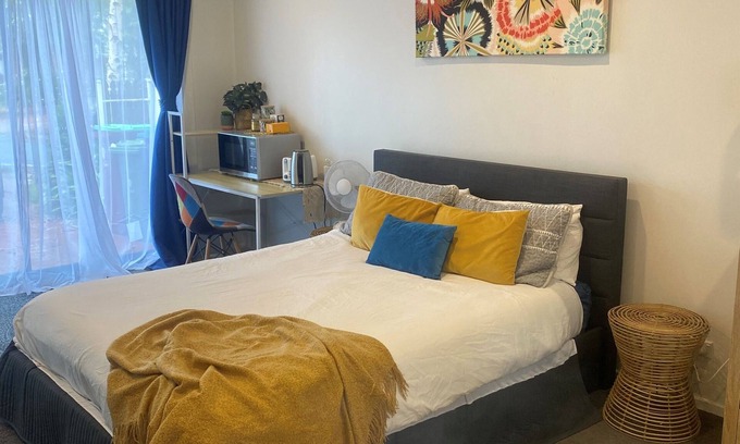 Lynbrook Bed & Breakfast | Self Contained Unit with Ensuite