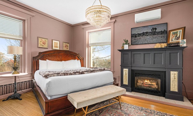 Endion House | Selina Louise Suite Jacuzzi & Fireplace