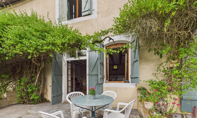 Montignac House | Semi-detached cottage, 4 adults 1 child, pool