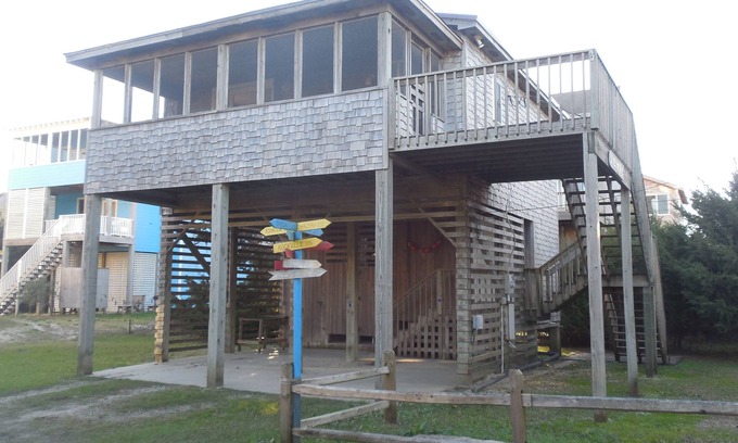 Avon Cottage | Semi-Oceanfront Classic: rare find perfect for couples and small families