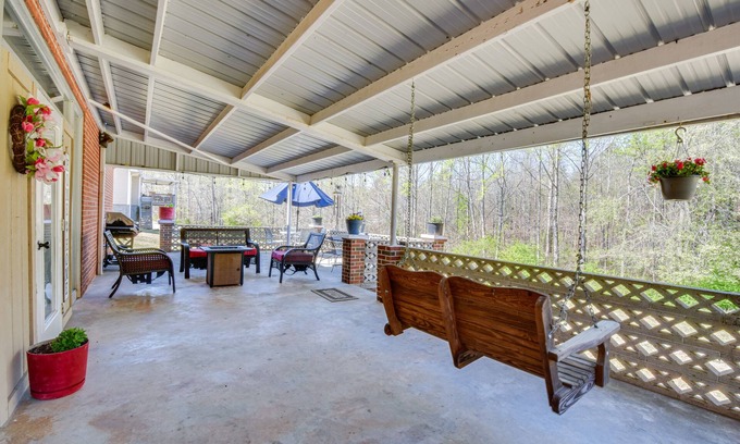 Seneca Apartment | Seneca Abode w/Furnished Deck < 10 Mi to Clemson!