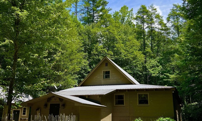 Tellico Plains Cottage | Seneca Cottage is nestled in the Cherokee National Forest