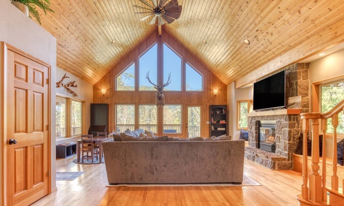 Marmot House | Sensational Private Mountain Lodge on 10 Acres, Pet Friendly, StarLink, Pool Table, Games, FireTable