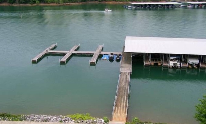 La Follette Condo | SEPTEMBER $195nDEERFIELD LAKEFRONT CONDO/COVERED SLIPn2 BEDROOM/2.5 BATH