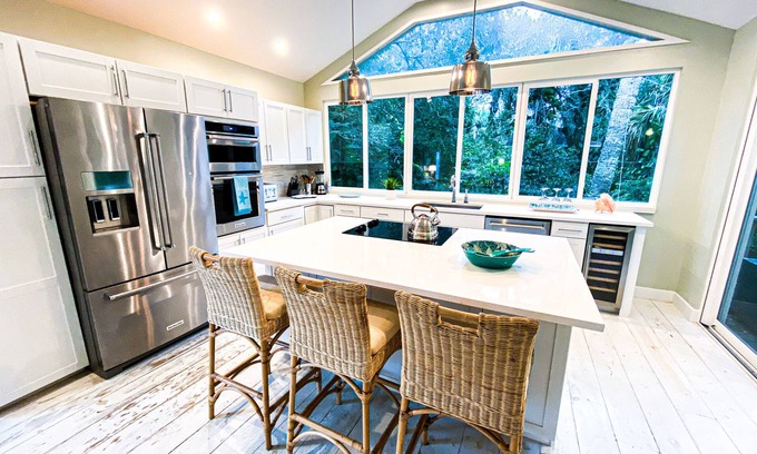Summerplace House | September Special! Book 5 nights get 6th night free! Dog friendly beach!