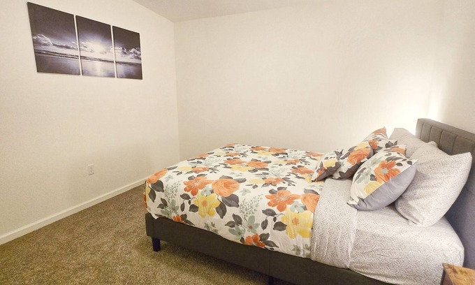 Tulare House | Sequoia Explorer's Retreat in Tulare, 3BDs/2.5 Baths, 5mins to Shopping Center