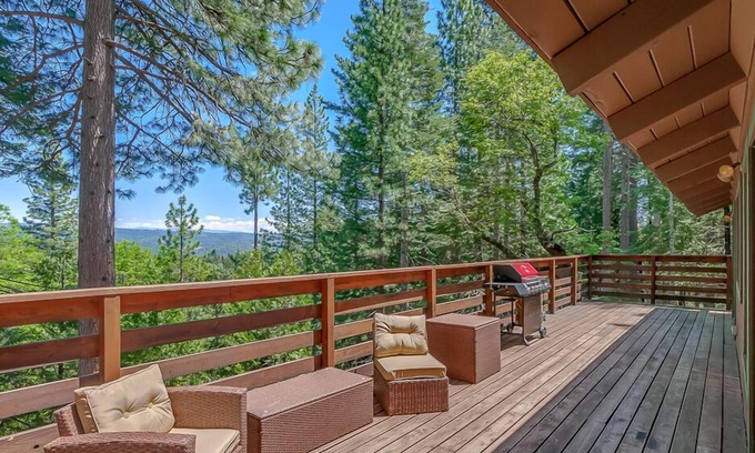 Dorrington Cabin | SEQUOIA SUNRISE - 3 BEDROOM PLUS FAMILY ROOM AND STUNNING VIEWS IN DORRINGTON!