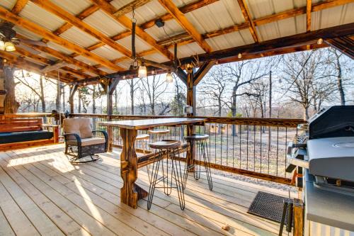 Elizabeth Apartment | Serene and Cozy Studio Cabin Walk to Norfork Lake!
