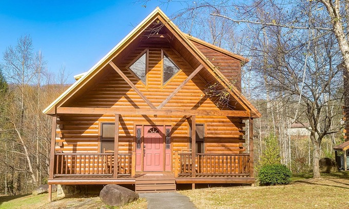 White Oak Lodge Cabin | Serene cabin with hot tub, pool, firepit, deck, & free attraction tickets