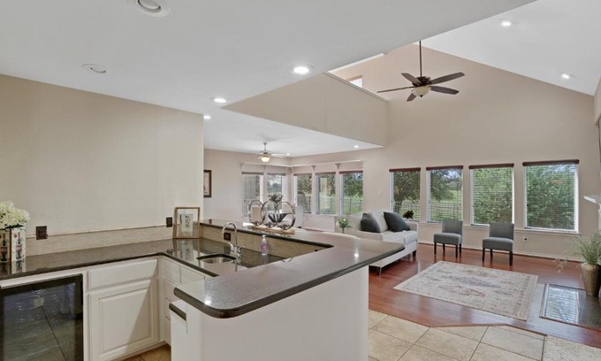 South Side House | Serene Coastal Getaway - Spacious 4BR Retreat, 15 Minutes from Beach & Attractions! Fast WiFi, Free Parking, and King Size Bed!