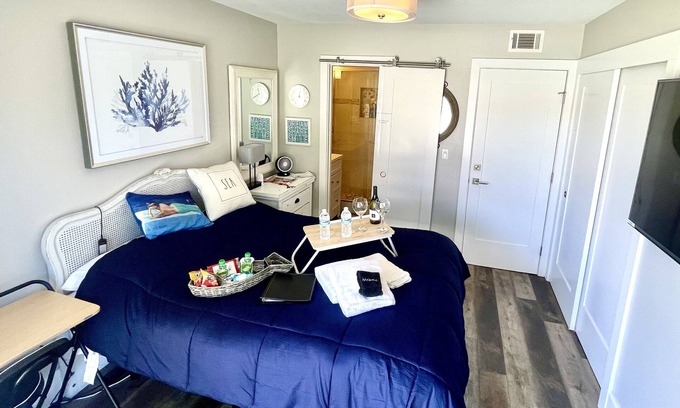 Del Mar Heights House | Serene Del Mar Beach Private Entrance 1 BD 1 BA Suite.