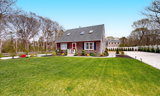 Katama House | Serene Dog Friendly Island Retreat with A/C and Washer/Dryer