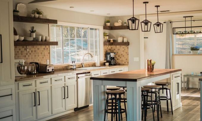 Ahwahnee House | Serene Family Retreat With Hottub by Casa Oso